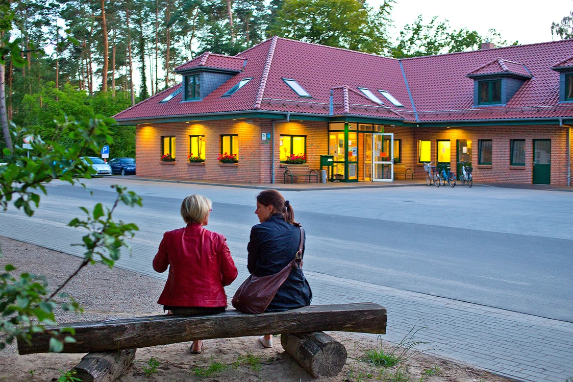 Wohnmobilstellplatz: Rezeptionsgebäude mit Sanitären Anlagen für unsere Wohnmobilstellplätze - CampingPlatz Ecktannen