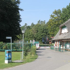Wohnmobilstellplatz: Eingangsbereich - Campingplatz am Krakower See