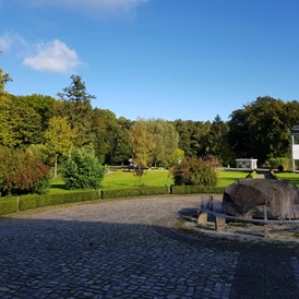 Wohnmobilstellplatz: Stellplatz am Schloss Krossow  - Stellplatz bei Caravan Krassow