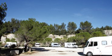 Reisemobilstellplatz - Wohnwagen erlaubt - Provence-Alpes-Côte d'Azur - Aire de Camping Car Fontvieille