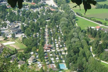 Wohnmobilstellplatz: Blick vom Weißen Felsen auf den Schwimmbad Camping Mössler - Schwimmbad Camping Mössler