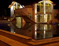 Wohnmobilstellplatz: Beheiztes Pool mit einer Thermalwassertemperatur von 30 °C, Indoor-Einstieg, Ruheraum und Sauanbereich - Schwimmbad Camping Mössler