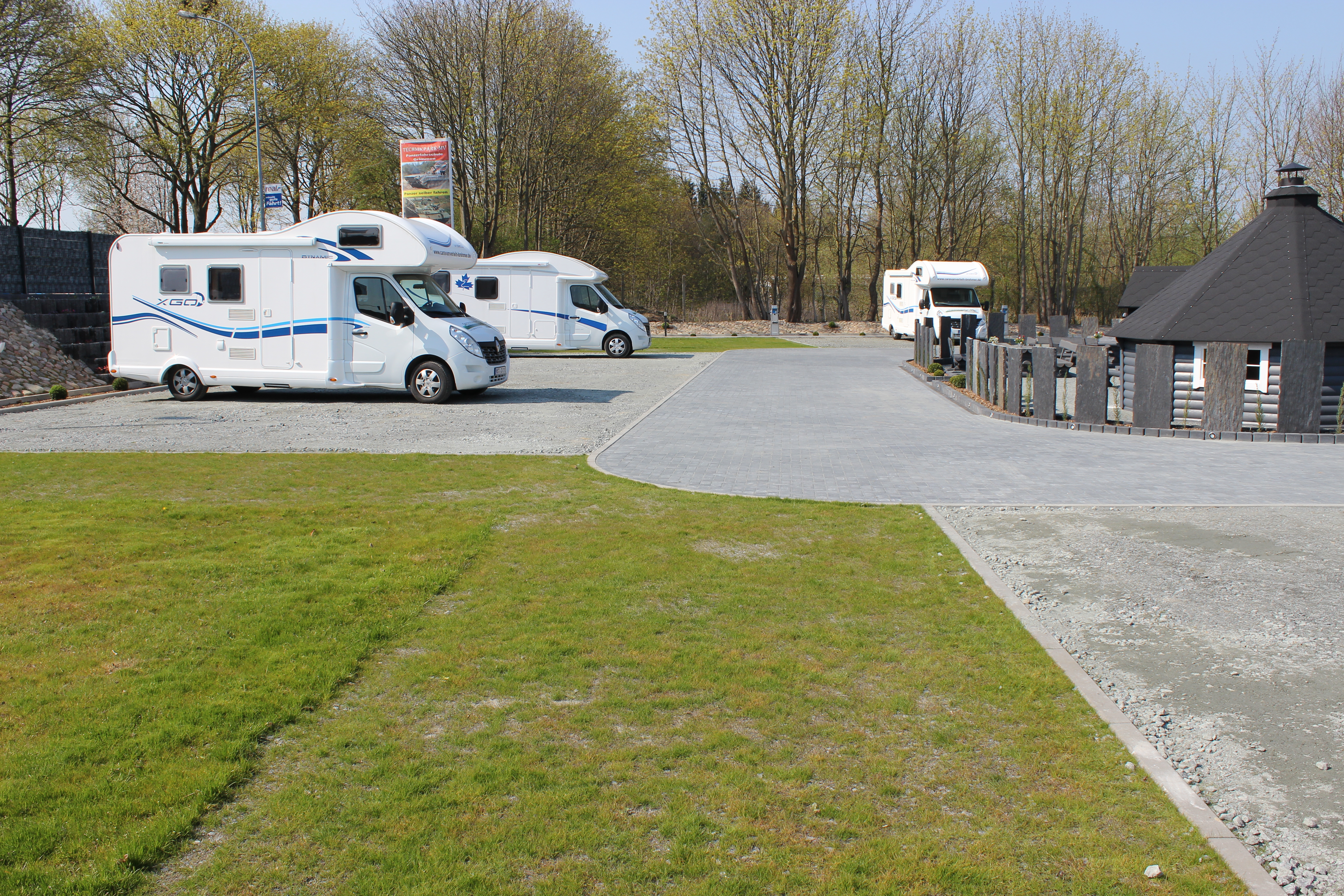 Wohnmobilstellplatz: Befestigte Stellflächen mit Grünflächen - Wohnmobilstellplatz-Stralsund