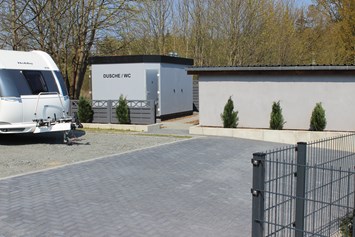 Wohnmobilstellplatz: Duschen und Toiletten - Wohnmobilstellplatz-Stralsund