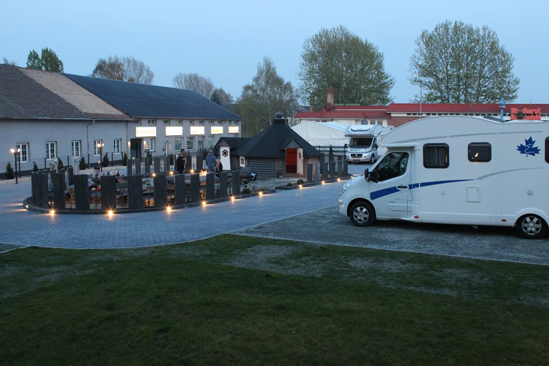 Wohnmobilstellplatz: Blick auf den Wohnmobilstellplatz-Stralsund am Abend - Wohnmobilstellplatz-Stralsund