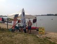 Wohnmobilstellplatz: unser Strand mit Kanu. Wir fangen schom im Juni, es dauert bis zum August - KAAM Kajaki Stellplatz