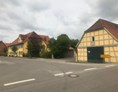 Wohnmobilstellplatz: Unser Bauernhof in Neuherberg, der Stallplatz liegt an der Rückseite - Stellplatz Neuherberg