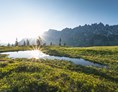 Wohnmobilstellplatz: TRÄUME WERDEN WAHR 
Sonnenschein auf dem Hochkeilsee umgeben von der grünen Landschaft mit dem Ausblick auf das Bergenparadies - Hochkönig Camping 