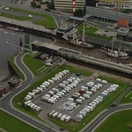 Wohnmobilstellplatz: Der Reisemobil Stellplatz an der Doppelschleuse aus der Luft. - Reisemobilparkplatz Doppelschleuse