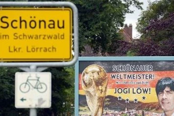 Wohnmobilstellplatz: Hier kommt Joci unser Bundestrainer her und ist auch manchmal am Fußballplatz in Schönau - Wohnmobil Stellplatz Schönau 