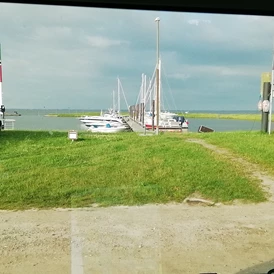 Wohnmobilstellplatz: Schöner Blick auf den Hafen aus zweiter Reihe.  - BYC Butjadinger Yachtclub