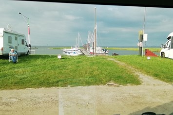 Wohnmobilstellplatz: Schöner Blick auf den Hafen aus zweiter Reihe.  - BYC Butjadinger Yachtclub
