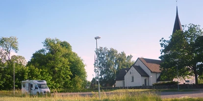 Place de parking pour camping-car - Östergötland - Schöner Stellplatz gegenüber der Kirche - Ekebyborna