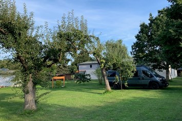 Wohnmobilstellplatz: Blick von der Camperwiese zur Ferienwohnung  - Ruheoase in Müritznähe - Stellplatz Van and Nature