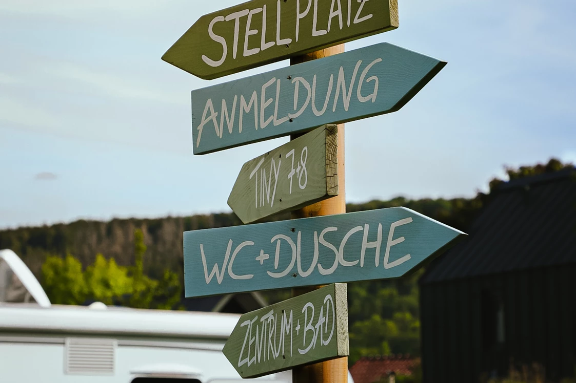 Wohnmobilstellplatz: Wegweiser - Wiesenglück