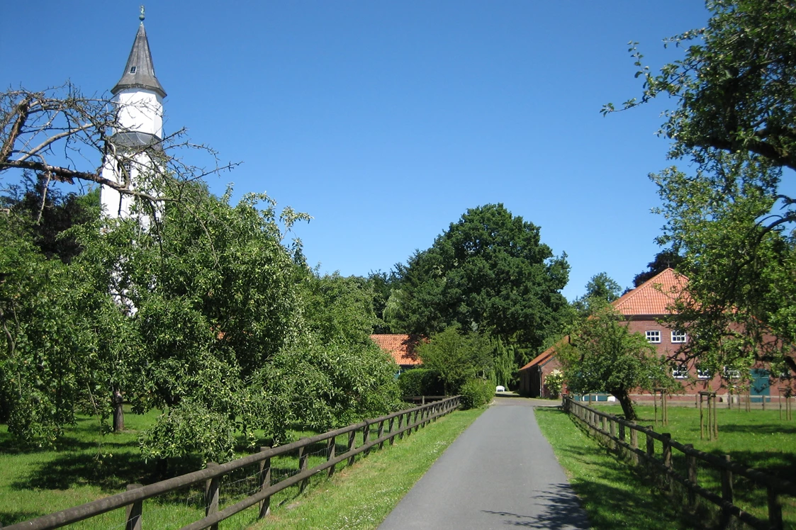 Wohnmobilstellplatz: Kulturhistorisches Gut Altmarienhausen
 - Wohnmobilstellplatz Altmarienhausen