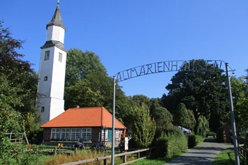 Wohnmobilstellplatz: Der Marienturm, Wahrzeichen der Gemeinde Sande - Wohnmobilstellplatz Altmarienhausen