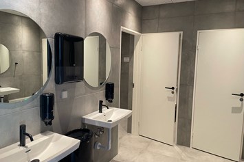 Wohnmobilstellplatz: Badezimmer - Sunds SøCamp