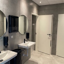 Wohnmobilstellplatz: Badezimmer - Sunds SøCamp