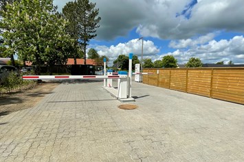 Wohnmobilstellplatz: Eingang - Sunds SøCamp