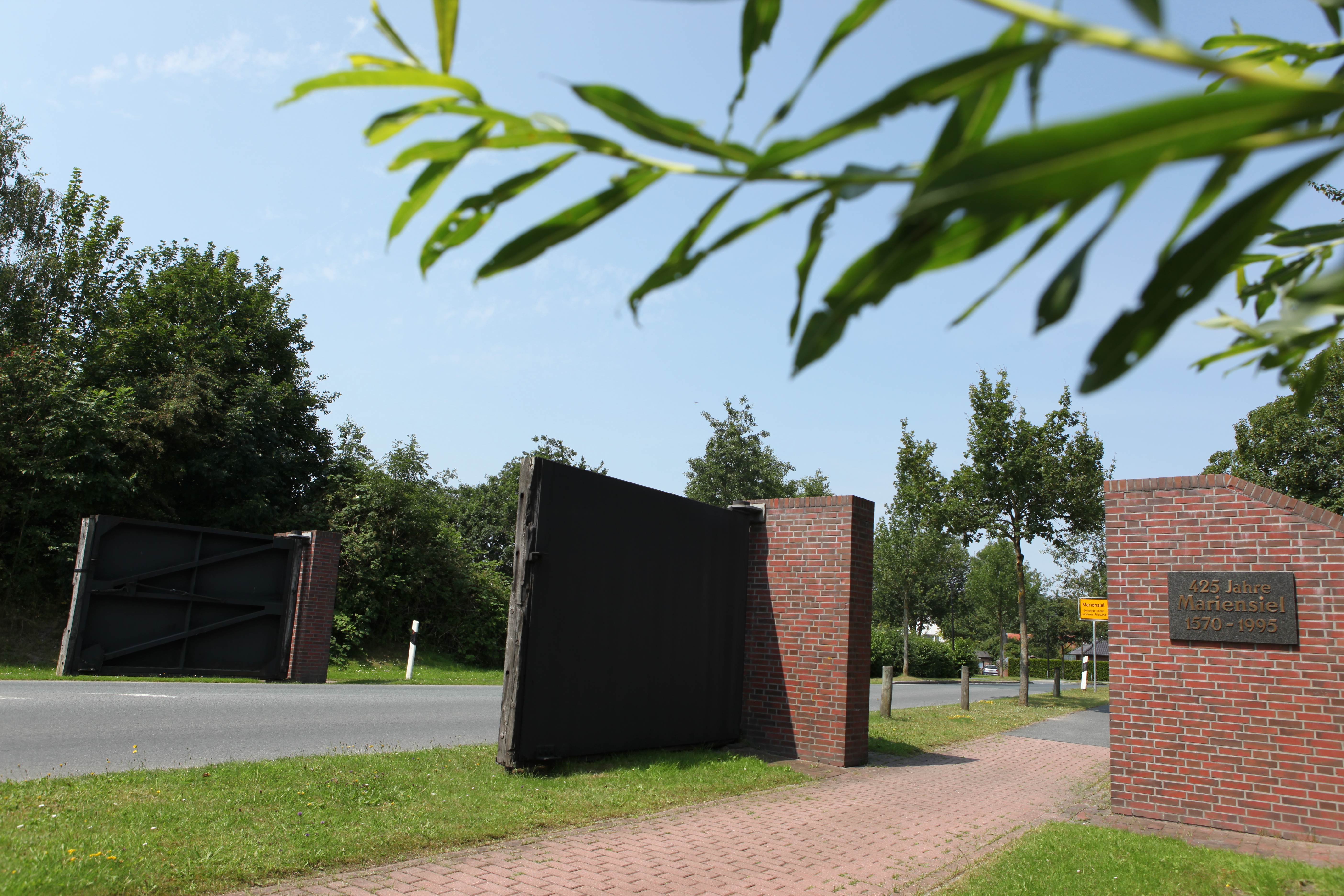 Wohnmobilstellplatz: Fluttor in Mariensiel - Stellplätze am Flugplatz Mariensiel