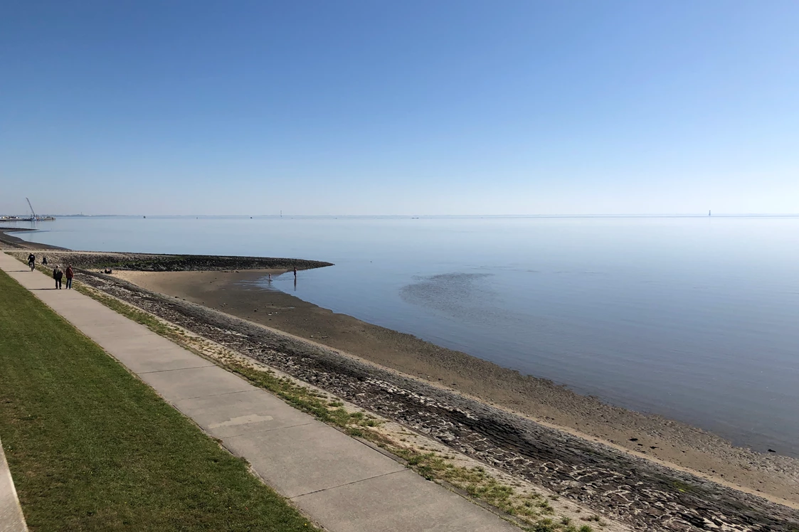 Wohnmobilstellplatz: Blick Richtung Marinemuseum (Nordwest) - Fliegerdeich am Südstrand