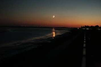 Wohnmobilstellplatz: Blick bei Mondlicht auf den Jadebusen - der Ausblick ist beeindruckend - Fliegerdeich am Südstrand