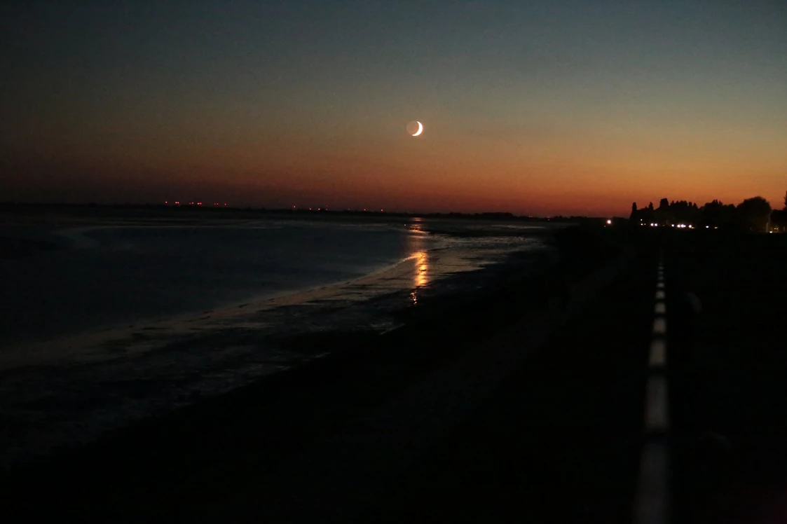 Wohnmobilstellplatz: Blick bei Mondlicht auf den Jadebusen - der Ausblick ist beeindruckend - Fliegerdeich am Südstrand