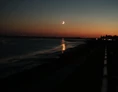 Wohnmobilstellplatz: Blick bei Mondlicht auf den Jadebusen - der Ausblick ist beeindruckend - Fliegerdeich am Südstrand