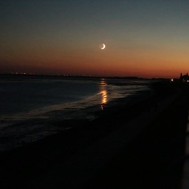 Wohnmobilstellplatz: Blick bei Mondlicht auf den Jadebusen - der Ausblick ist beeindruckend - Fliegerdeich am Südstrand