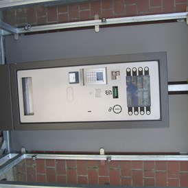 Wohnmobilstellplatz: Automat zum Bezahlen von Gästebeitrag und Strom - Schützenplatz Esens