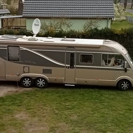 Wohnmobilstellplatz: Auch große Mobile finden bei uns Platz. - Onkel TOM's Laden 