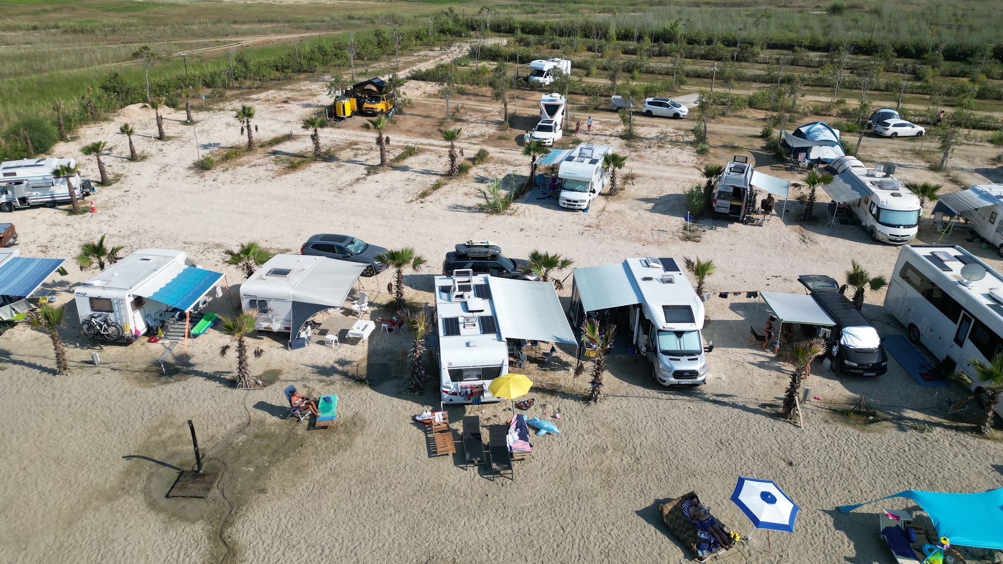 Wohnmobilstellplatz: Large front row beach pitches - Sunset Camping & Restaurant