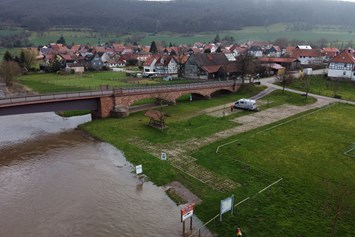 Wohnmobilstellplatz: Der Stellplatz bei Hochwasser - Lindewerra