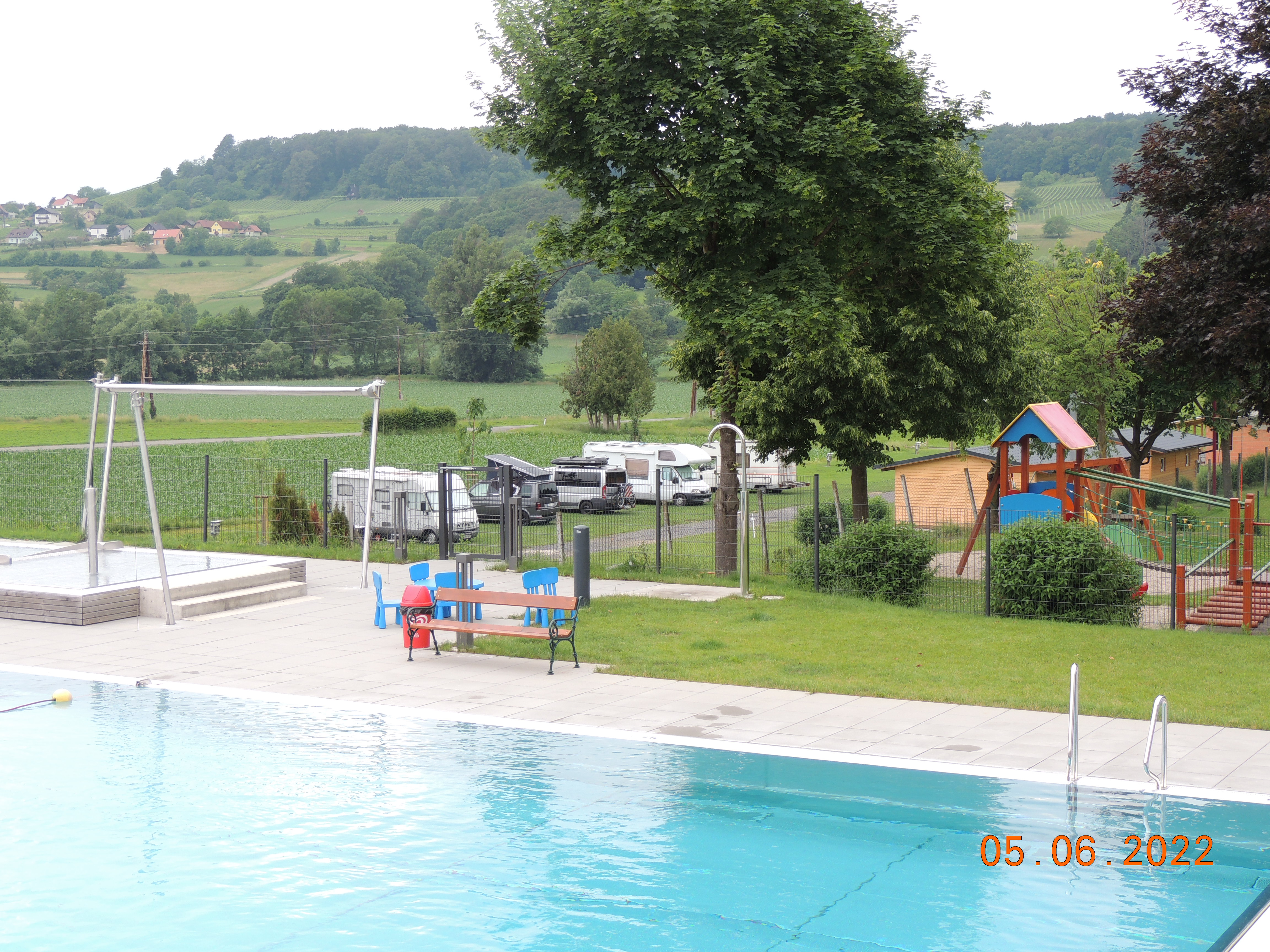 Wohnmobilstellplatz: Freibad und Spielplatz in der Nähe - Camping Stone Valley