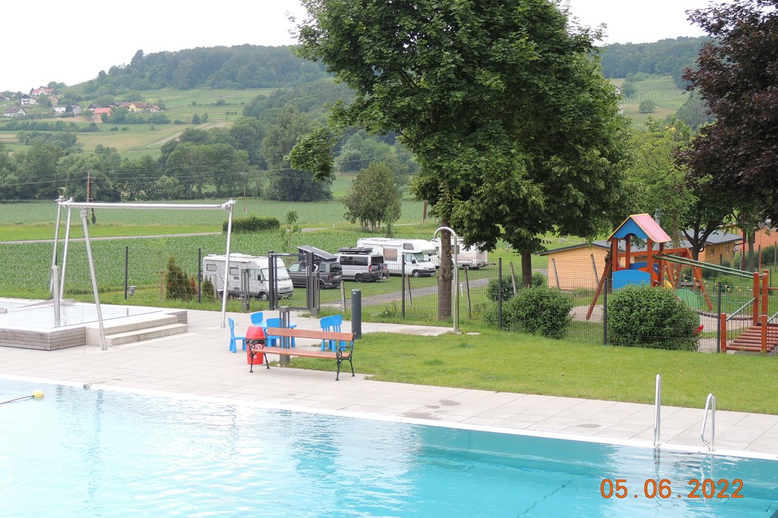 Wohnmobilstellplatz: Freibad und Spielplatz in der Nähe - Camping Stone Valley