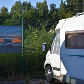 Wohnmobilstellplatz: Wohnmobilbilder am Zaun - Wohnmobilstellplatz Nordkirchen