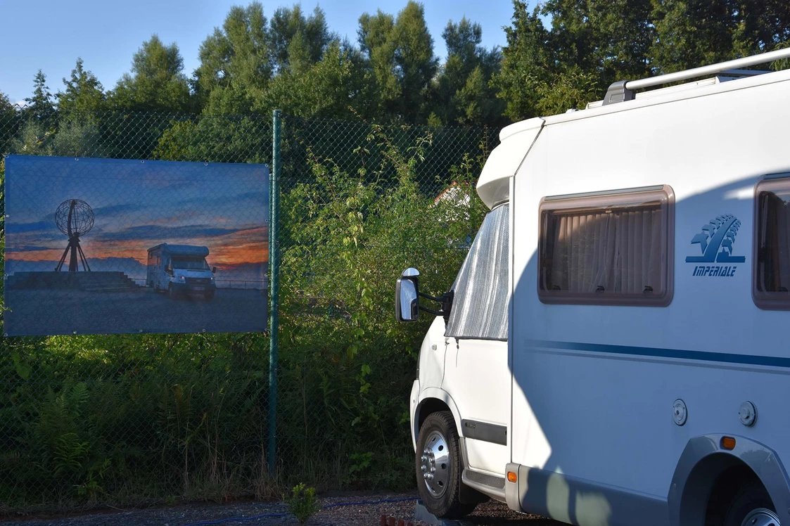 Wohnmobilstellplatz: Wohnmobilbilder am Zaun - Wohnmobilstellplatz Nordkirchen