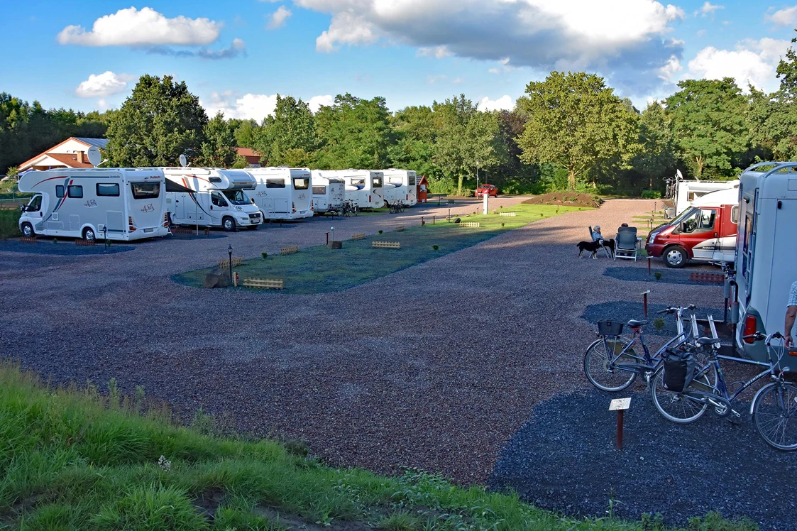 Wohnmobilstellplatz: Der Wohnmobilstellplatz Nordkirchen liegt im Grünen - Wohnmobilstellplatz Nordkirchen