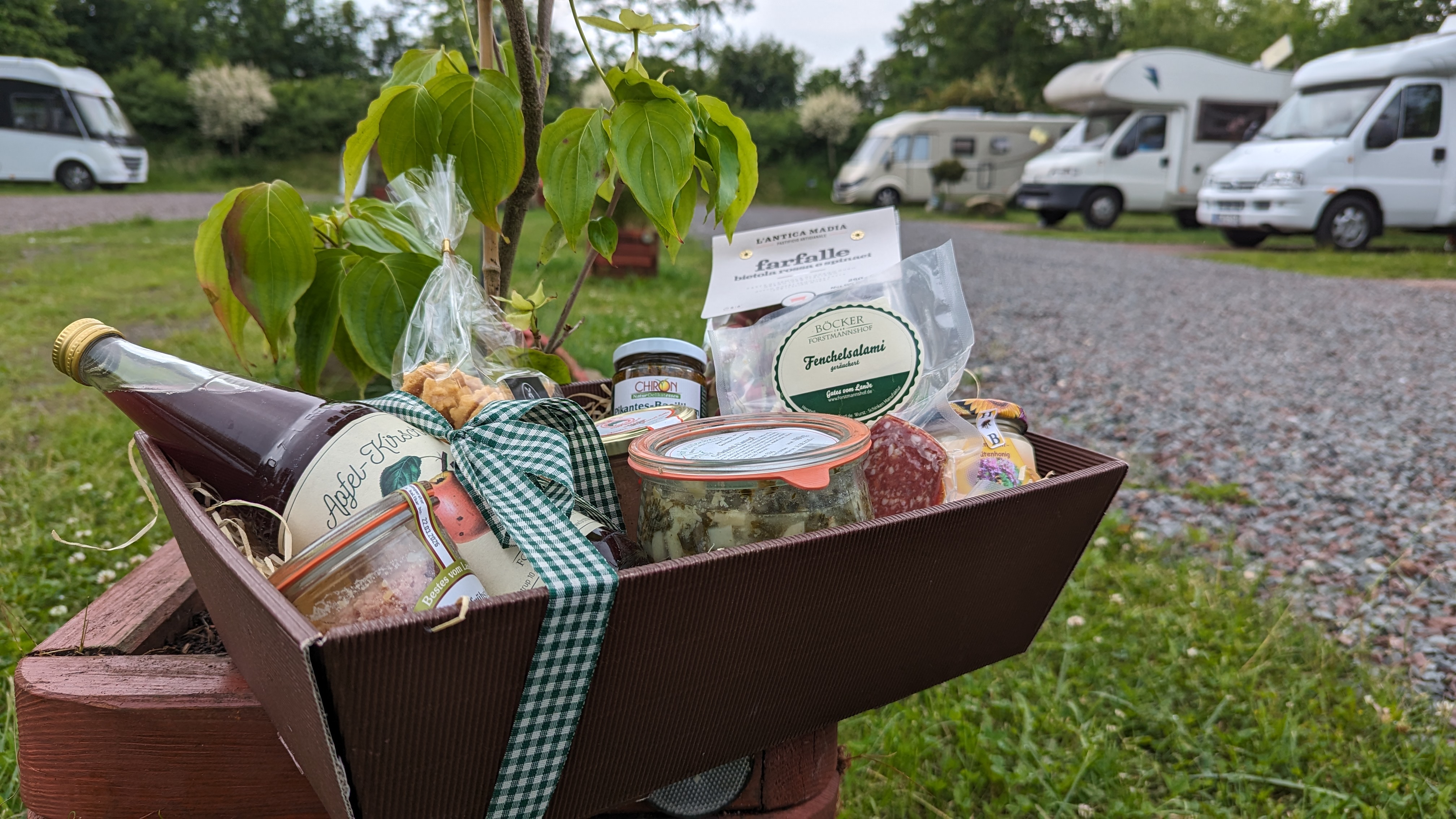 Wohnmobilstellplatz: Einen beispielhaften Präsentkorb, den es immer dann gibt, wenn Gäste unseren "Womo-Passport" (Stempelheft) komplett gefüllt haben. - Wohnmobilstellplatz Nordkirchen - Tiempo libre