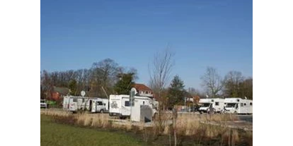 Parkeerplaats voor camper - WLAN: am ganzen Platz vorhanden - Emden (Emden, Stadt) - http://www.aurich-tourismus.de/unterkuenfte-pauschalen/wohnmobilstellplatz.html - Wohnmobilstellplatz am Wohlfühl- und Familienbad