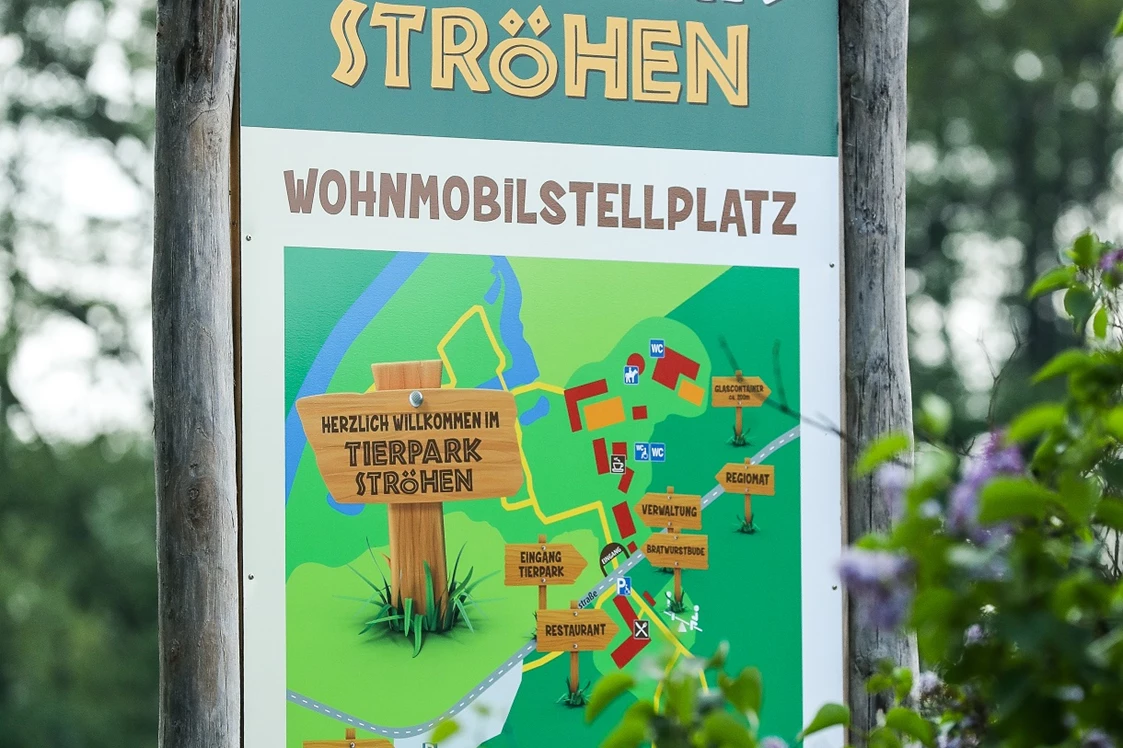 Wohnmobilstellplatz: Tafel am Eingang - Wohnmobilstellplatz am Tierpark Ströhen