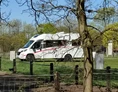 Wohnmobilstellplatz: Blick auf den Stellplatz (Standort Entdeckerhäuser)
Beidseitig 11 Stellplätze
Wasser und Strom frei zugänglich - Wohnmobilstellplatz am Tierpark Ströhen