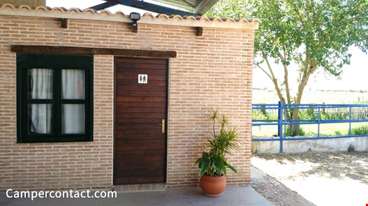 Reisemobilstellplatz - Art des Stellplatz: am Bauernhof - Spanien - WC-Block mit einer heißen Dusche - Multiparking La Jabega