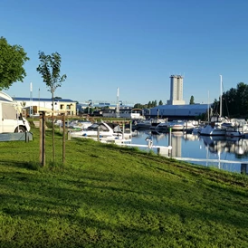 Wohnmobilstellplatz: Stellplatz 10 mit Blick über den Hafen - Stadtmarina Brandenburg