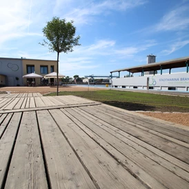 Wohnmobilstellplatz: Sonnendeck am Naturteich mit unseren Kois  - Stadtmarina Brandenburg