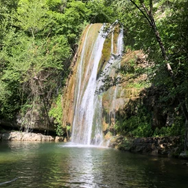 Wohnmobilstellplatz: Gleich hinter der Stadt Ascoli Piceno in Richtung Rom sind viele Wasserfälle zu finden. Hier können Sie sich an heißen Tagen abkühlen. - Agriturismo Il Masso