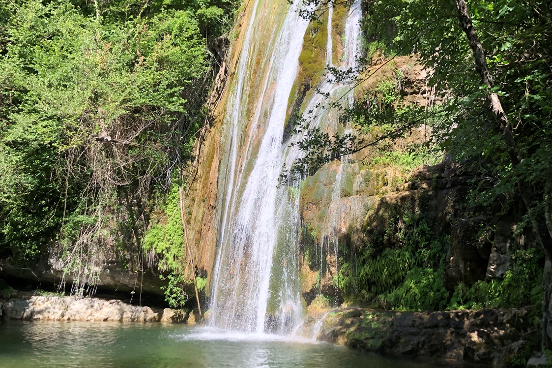 Wohnmobilstellplatz: Gleich hinter der Stadt Ascoli Piceno in Richtung Rom sind viele Wasserfälle zu finden. Hier können Sie sich an heißen Tagen abkühlen. - Agriturismo Il Masso