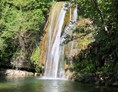 Wohnmobilstellplatz: Gleich hinter der Stadt Ascoli Piceno in Richtung Rom sind viele Wasserfälle zu finden. Hier können Sie sich an heißen Tagen abkühlen. - Agriturismo Il Masso
