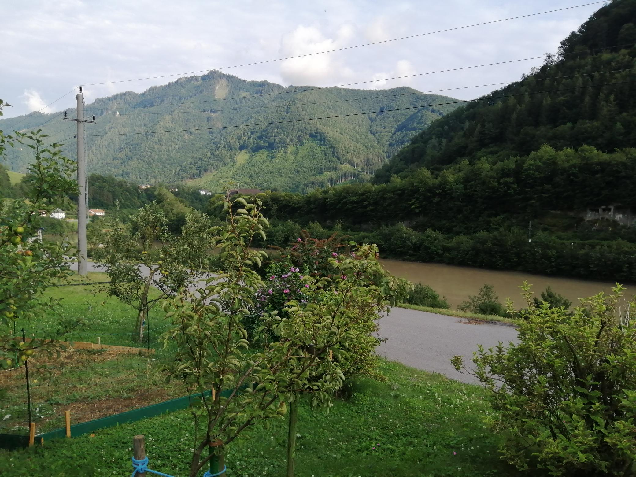 Wohnmobilstellplatz: Radweg zum R7 und R9 mit Blick auf den Farnberg. Von hier geht es schnell ins Reichaminger Hintergebirge mit dem Rad
(Enns normalerweise tiefgrün, muss grad ein Unwetter in der Steiermark verkraften) - Stellplatz, Camping zum "scheuen Reh", Hintergebirge, Region Phyrn-Eisenwurzen, Nationalpark Kalkalpen